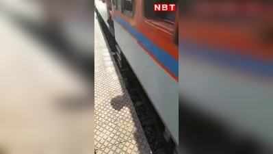 देखिए मौत को हराने वाला वीडियो : ऊपर से गुजर गई पूरी ट्रेन, नहीं आई एक भी खरोंच