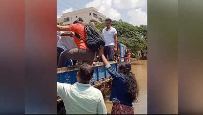 బెంగళూరులో వరద కష్టాలు.. ట్రాక్టర్లతో ఆఫీసులకు టెక్కీలు.. వీడీయోలు వైరల్