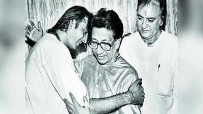 Bal Thackeray: जब जेल से रिहा होने के बाद संजय दत्त का पहला पड़ाव था मातोश्री, बाल ठाकरे को लगाया था गले... जानिए इस तस्वीर का किस्सा
