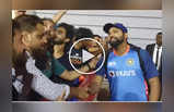 Video: ‘अरे हात तरी सोड…’, विजयाच्या आनंदात पाकिस्तानी चाहत्यांनी रोहितचा हातच खेचला