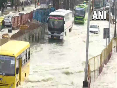 Bengaluru Floods: వరద నీటిలో అదుపు తప్పిన స్కూటీ.. స్తంభాన్ని పట్టుకున్న యువతి.. క్షణాల్లో..