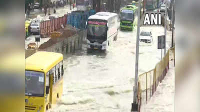 Bengaluru Floods: వరద నీటిలో అదుపు తప్పిన స్కూటీ.. స్తంభాన్ని పట్టుకున్న యువతి.. క్షణాల్లో..