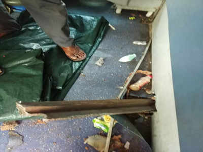 Lalitpur Train Accident: दुरंतो एक्सप्रेस की बोगी में टूटकर घुसी रेल की पटरी, पेंट्रीकार कर्मी की सूझबूझ से टला हादसा