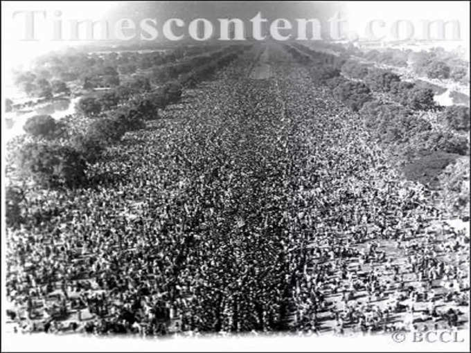 गणतंत्र दिवस के दौरान भारी संख्या में उमड़ी लोगों की भीड़। यह साल 1956 में गणतंत्र दिवस के दौरान की तस्वीर है।