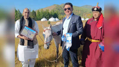 मंगोलिया की यात्रा पर रक्षामंत्री राजनाथ को तोहफे में मिला सफेद घोड़ा, जानें क्या रखा नाम