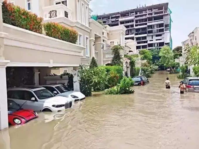 महागड्या कार पुराच्या पाण्यात