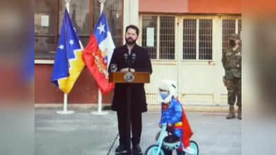 राष्ट्राध्यक्ष भाषण करताना मुलगा चढला स्टेजवर, गर्दीला न घाबरता नेत्यांभोवती चालवू लागला सायकल