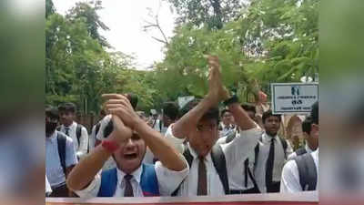 Cooch Behar News: নীল-সাদা ইউনিফর্মে আপত্তি, প্রতিবাদ আন্দোলনে কোচবিহারের নৃপ্রেন্দ্র নারায়ণ স্কুলের পড়ুয়ারা