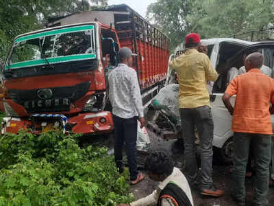 प्रवासी वाहतूक करणाऱ्या वाहनाला ट्रकची जोरदार धडक; भीषण अपघातात ६ जखमी