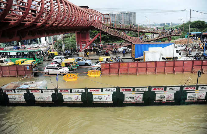 Heavy rains resulted in waterlogging and traffic jams in Bengaluru