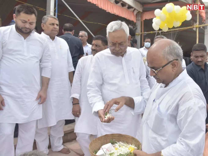 CM नीतीश ने हाथ में लिए फूल, मांगी मन्नत... फिर फल्गु में कर दिए अर्पण