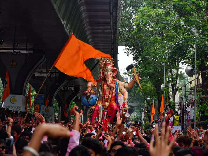 समुद्र में हाई टाइड की शुरुआत