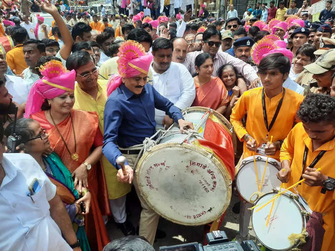 नाशिक  : ग्रामविकास मंत्री गिरीश महाजन यांचे मुख्य मिरवणूकीत ढोल वादन, वेळेत मिरवणूक संपन्न करण्याचे पदाधिकाऱ्यांना आवाहन