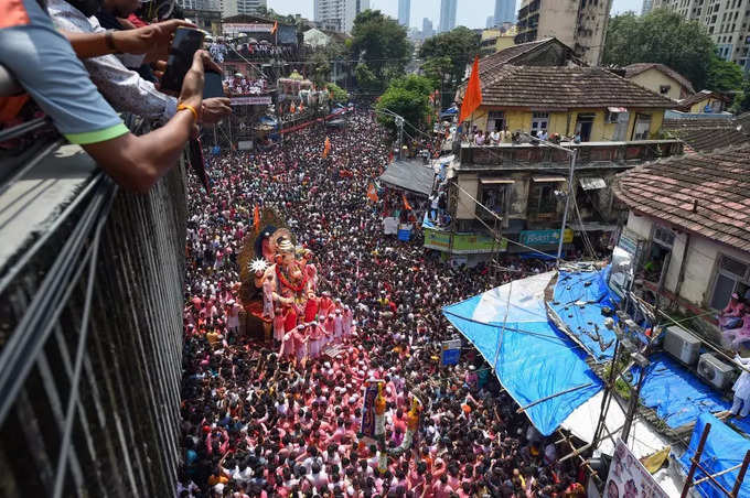 मुंबईत लालबागचा राजाची मिरवणूक, भाविकांची प्रचंड गर्दी