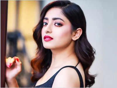 Ishaa Saha: জ্যাকেটের সঙ্গে শাড়ি পরে তাক লাগালেন ইশা সাহা, ব্লাউজের ডিপ নেক থেকে নজর সরলই না কারও!