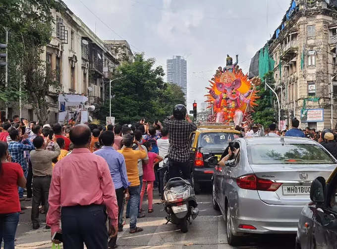 मुंबईतील तेजुकाया मंडळाचा गणपती गिरगाव चौपाटीजवळ दाखल