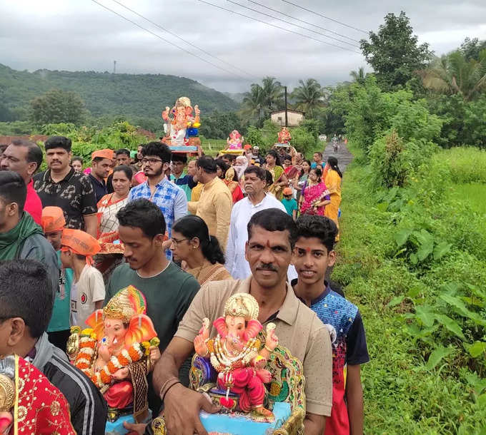 रत्नागिरी : कोकणात गणपती विसर्जनाची धामधूम; रत्नागिरी जिल्ह्यातील संगमेश्वर तालुक्यातील साळवी वाडी, कुळेवाशी येथ बाप्पाला भाविकांकडून निरोप