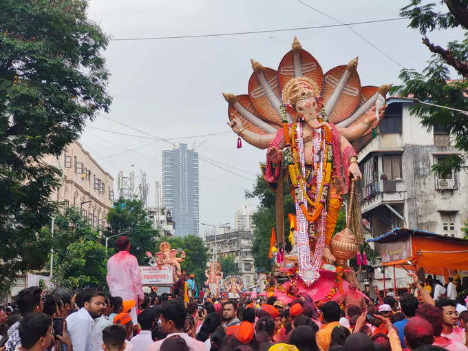 मुंबईतील ग्रँटरोडचा महागणपती... गिरगाव चौपाटीच्या दिशेने मार्गस्थ