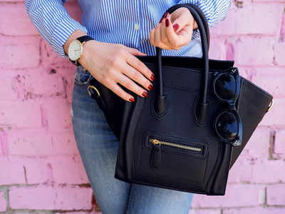 Handbag Essentials for Women: প্রতিদিন বাইরে বেরোচ্ছেন? ব্যাগে এই জিনিসগুলো না নিলেই বড় বিপদে পড়বেন মহিলারা!