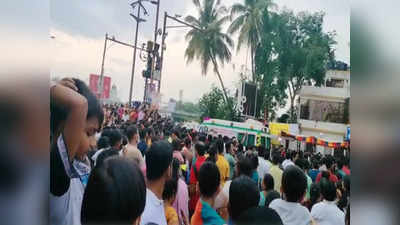 Video : माईकवरुन घोषणा, गणेशभक्त क्षणात बाजूला; रुग्णवाहिकेला वाट देत संवेदनशीलतेचं दर्शन