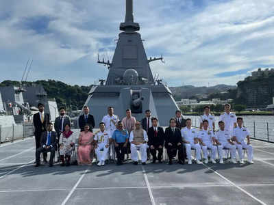 जापानी बेस का राजनाथ सिंह ने किया दौरा, नौसेना के युद्धपोत पर भी गए रक्षामंत्री