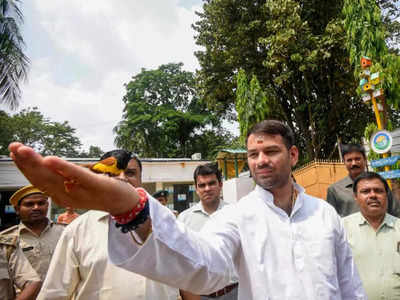 Bihar News: चिड़िया उड़ा रहे तेज प्रताप यादव, लालू के बड़े लाल का अंदाज देखिए