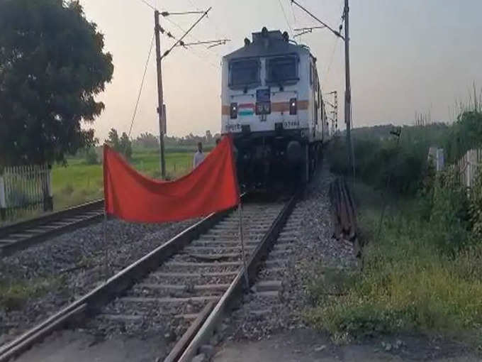 लाल झंडा लगाकर रोकी ट्रेन
