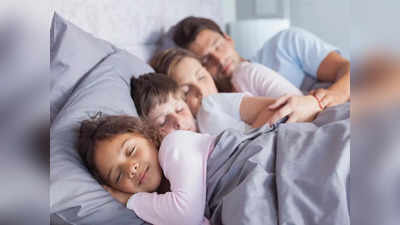 Parenting Tips: या वयानंतर पालकांनी मुलांसोबत झोपू नये, होतील 5 नुकसान