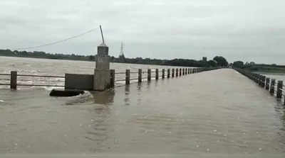 Bhima River | ಕಲಬುರಗಿ: ಉಕ್ಕಿ ಹರಿಯುತ್ತಿದೆ ಭೀಮಾ ನದಿ, ಸೊನ್ನ ಬ್ಯಾರೇಜ್‌ನಿಂದ ನೀರು; ಸೇತುವೆ ಮುಳುಗಡೆಯಾಗಿ ಸಂಪರ್ಕ ಕಡಿತ