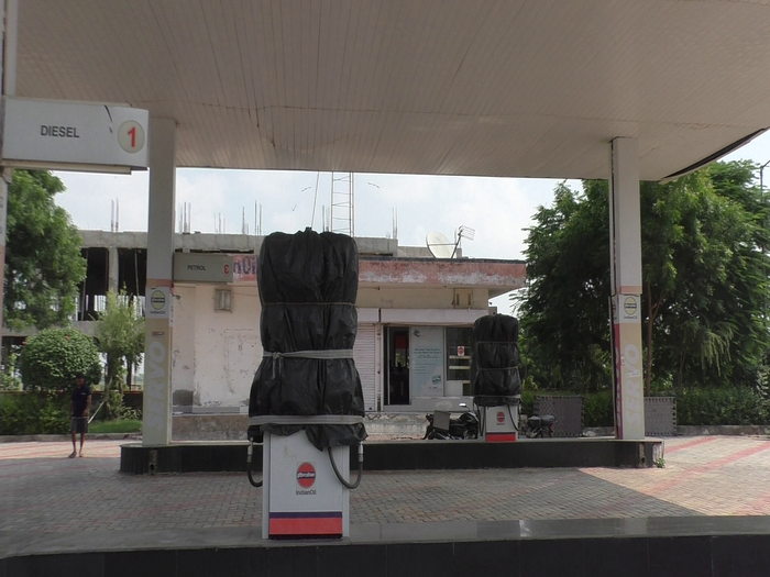 UP में पेट्रोलियम सस्‍ता होने से राजस्‍थान बॉर्डर के पंपों का मी‍टर डाउन, जानें क्‍या है वजह