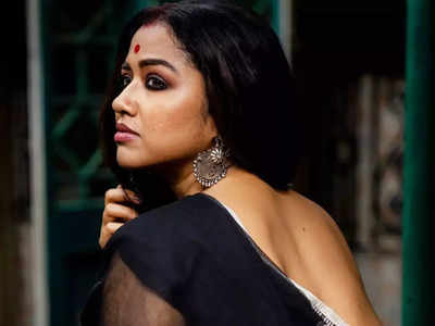 Sohini Sarkar: সিঁথিতে সিঁদুর, সম্পূর্ণ খোলা পিঠে এলানো আঁচল! সোহিনী সরকারকে হঠাৎ এভাবে দেখে থ নেটপাড়া