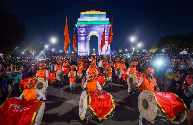 इंडिया गेट पर दिल्लीवालों की ऐसे बीती रविवार की शाम