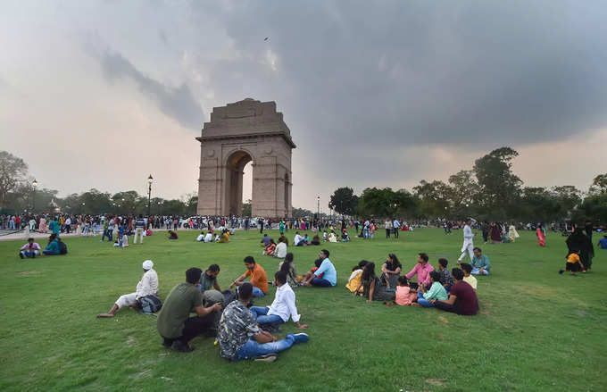 ​​​​इंडिया गेट पर दिल्लीवालों की ऐसे बीती रविवार की शाम
