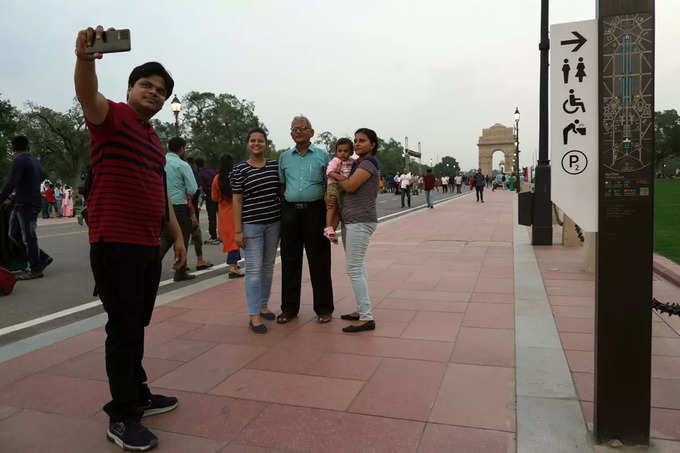 ​​इंडिया गेट पर दिल्लीवालों की ऐसे बीती रविवार की शाम