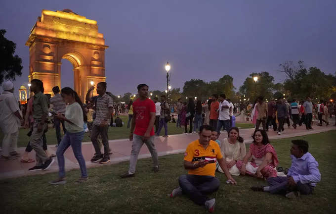 इंडिया गेट पर दिल्लीवालों की ऐसे बीती रविवार की शाम