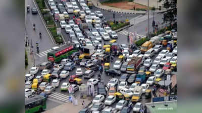 ट्रैफिक जाम में फंसी कार, डॉक्टर ने मरीज के लिए लगाई 3Km दौड़, लोग बोले- ये हैं असली हीरो!