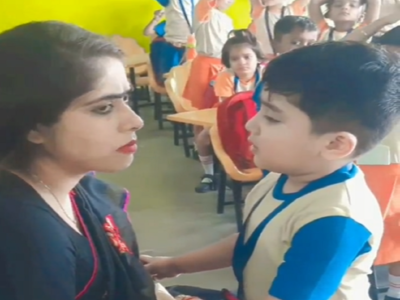 Viral Video: गले लग मनाया, दोनों गाल पर किस... कक्षा में टीचर को मनाते इस गोलू का वीडियो देखा आपने