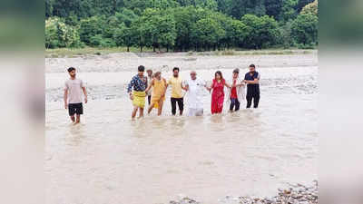 Shakumbhari Devi: सहारनपुर के शाकुंभरी खोल में अचानक से आया जल सैलाब, बाढ़ में बह गई कार... एक महिला की मौत