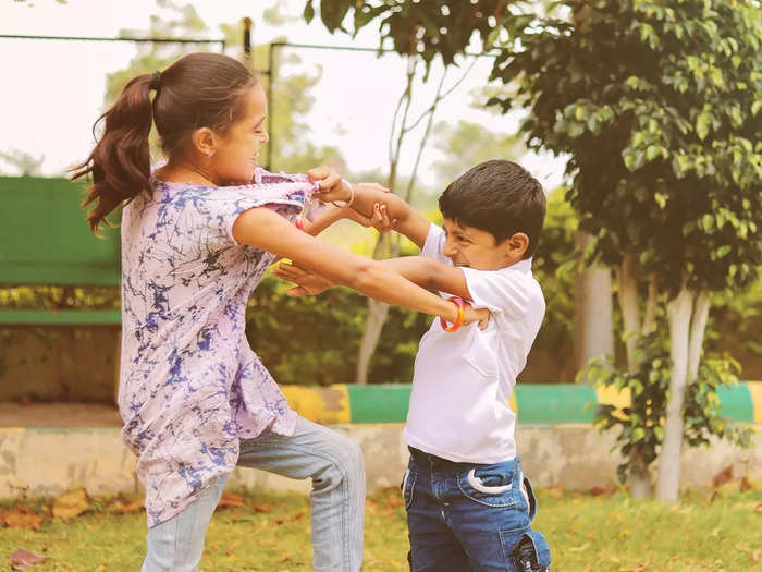 parents should not say these phrases that make siblings fight worse