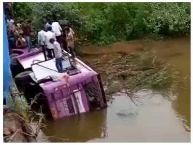 MP : खंडवा से इंदौर जा रही बस सप्तसोई नदी में गिरी, दो की मौत, 25 यात्री घायल