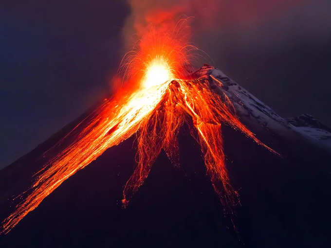 उकळत्या ज्वालामुखीसोबत फोटो