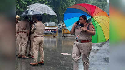 सपा का प्रदर्शन, नाकेबंदी, छाता, घनघनाते मोबाइल और चौकस पुलिस... लखनऊ की ये तस्वीर तो देखिए