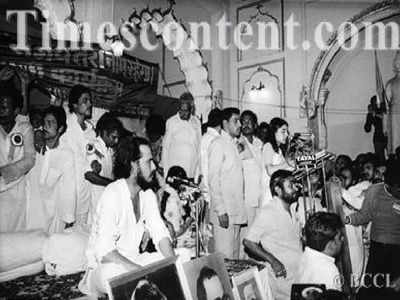 27 मार्च 1982 को लखनऊ कन्वेंशन, 28 को इंदिरा गांधी और मेनका का झगड़ा... जानिए इस तस्वीर का किस्सा
