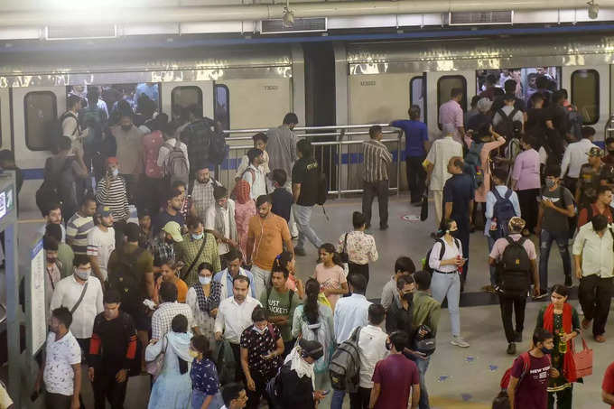 कश्‍मीरी गेट मेट्रो स्‍टेशन पर क्‍यों जुटती है इतनी भीड़?