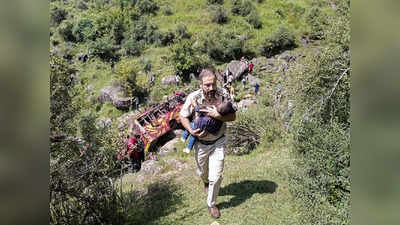 Jammu-Kashmir: खाई में गिरकर बस के उड़े परखच्चे, 6 मौतें...लेकिन सलामत रही बच्ची