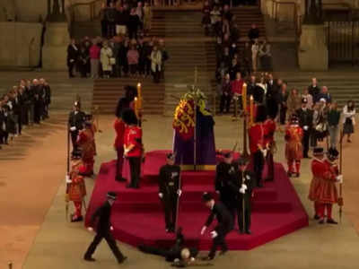 महारानी एलिजाबेथ के ताबूत के करीब खड़ा रॉयल गार्ड बेहोश होकर गिरा, तुरंत बंद किया गया Live, देखें वीडियो