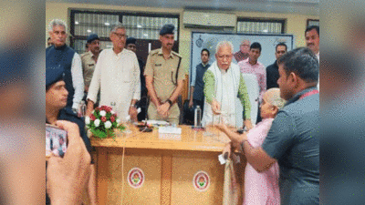 Haryana news: दरबार में आई बुजुर्ग महिला को खट्टर ने दिए 2500 रुपये, अधिकारियों से पेंशन बहाल करने को कहा