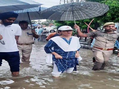 Lucknow Rain: सुबह जब आंख खुली तो घर का दृश्य अलग था, घर में पानी भरने से तैर रहा था सामान