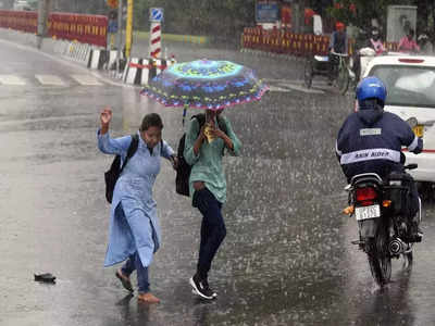 मुंबईत पुढील ३-४ तास मुसळधार पाऊस, लोकलची वाहतूक उशिराने, पाहा आजचे ताजे अपडेट्स