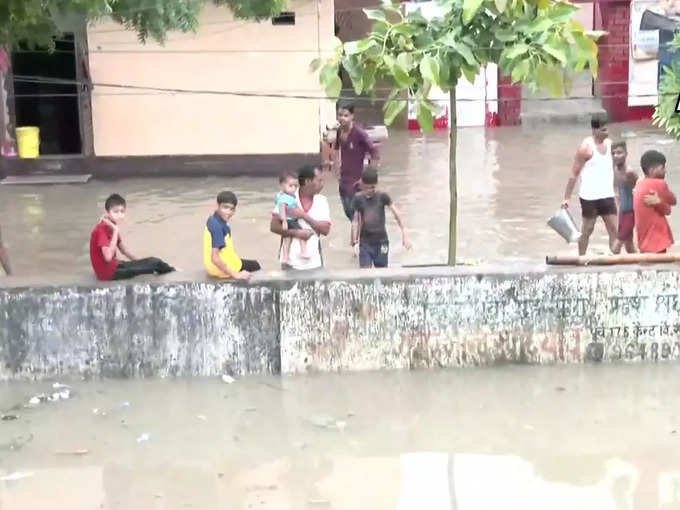 मुहल्ले में पानी भरने से लोगों को हुई भारी दिक्कत